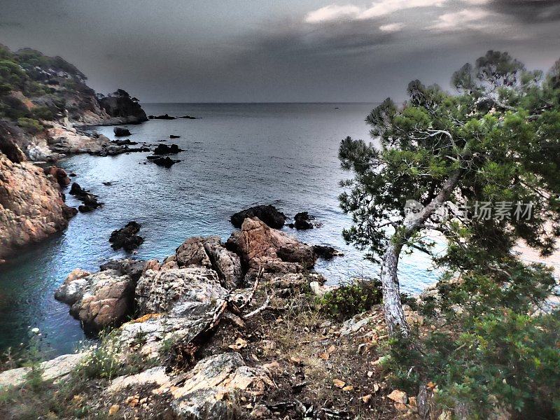 加泰罗尼亚的地中海海岸线有戏剧性的效果- 2